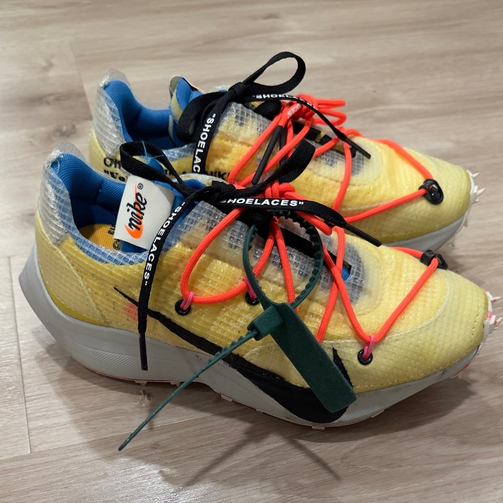 Off-White x Nike Wmns Vapor
Street 'Tour Yellow'